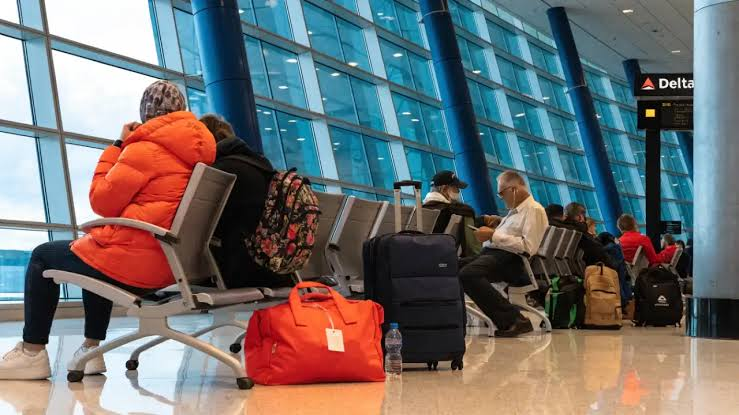 Delta Flight DL555 Stranded Passengers: Causes, Passenger Experience, Airline Response, and Full Breakdown delta flight dl555 stranded passengers