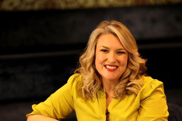 how old is sara davies